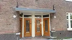 Versieringen bij portiek 10-12 (juli 2020)