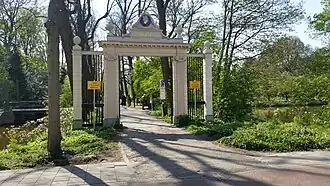 Toegangspoort richting park (april 2020)