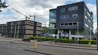 Th. K. van Lohuzienllaan 2-164 (links) en 196-198 (rechts (april 2020)