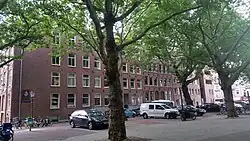 Van Oldenbarneveldtplein 11-29 met op het eind blokje nieuwere bouw (juli 2020)