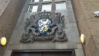 Een van de wapenschilden aan het Kohnstammhuis (1958), Amsterdam