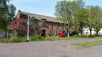 Heilige Familiekerk vanaf de Rozenburglaan (april 2020); reliëf van Stauthamer boven de ingang