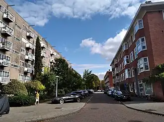 Inkijk in de Zomerdijkstraat vanaf de Kinderdijkstraat, links de atelierwoningen (september 2020)