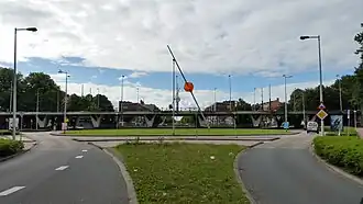 De oranjekubus op voorgrond; op achtergrond de blauwe (augustus 2020)