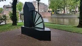 Kunstwerk van Sigurdur met daarachter een kogel (augustus 2020)