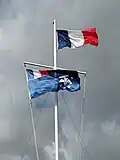 Vlag van de Franse Zuidelijke Gebieden met de nationale vlag in Martin-de-Viviès.