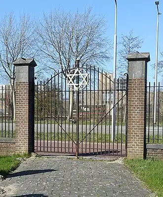 Toegangshek gezien vanaf de begraafplaats