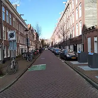 Agatha Dekenstraat vanaf Bellamypleim Links polderbouw, rechts stadsbouw november 2021