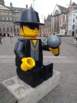 André Hazes met op de achtergrond Paleis op de Dam en Nieuwe Kerk (juli 2021)