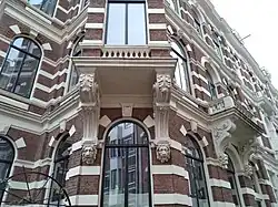 Rijk versierd gebouw op 6-10; het gebouw van Wigman (april 2021)