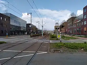 Arlandaweg naar het westen vanaf Kingsfordweg met links kantoor GVB(mei 2021)