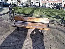 Bank en hekwerk Banplein (februari 2021)