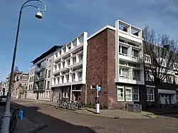 Links werk van Cees van Dam, rechts van Ben Ingewersen, Banstraat 23-29 (februari 2021)