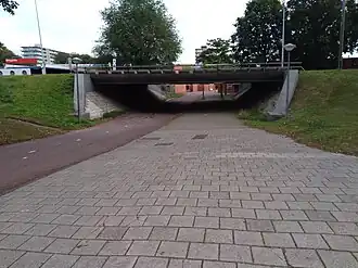 Zijaanzicht Horstenbrugbrug met boven Foppingadreef, onder Hoptillepad (september 2021)