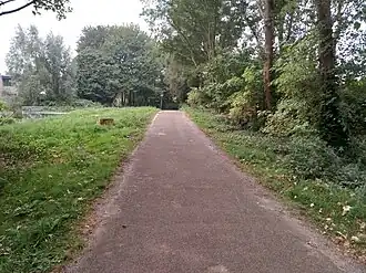 Fietspad over brug 1127; linksmidden het uiteinde van de duiker (september 2021)