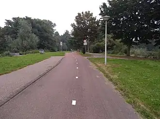Volle lengte van de duiker onder brug 1129 (rechter uiteinde rechts van de boom) (september 2021)