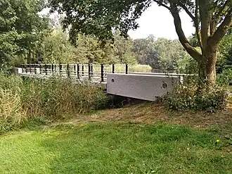 Zijaanzicht brug 1175 met de gaten in de borstwering (september 2021)