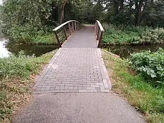 Brug 1184 voor een Y-splitsing, links naar park, rechts naar Geerdinkhof (september 2021)