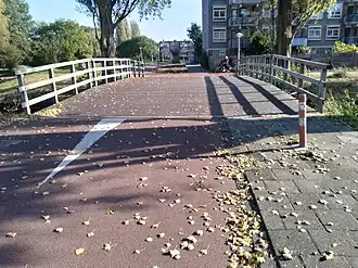 Brug 1352 met daarachter Stoutenburggracht (oktober 2021)