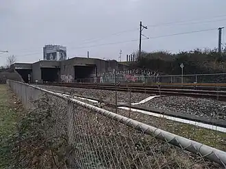 Brug 1601 met op de achtergrond de overgebleven toren van de Bijlmerbajes (februari 2021)