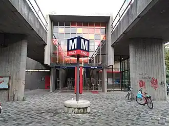 Twee viaducten van brug 1618 met daartussen de toegang van het metrostation (november 2021)