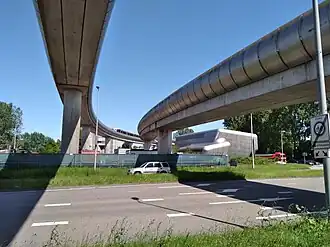 Amstelveenseboogmetroviaduct vanaf landhoofd Spaklerweg met rechts Boostergemaal Zuid (mei 2021)