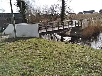 Zijaanzicht van brug 1877 richting Ringvaart met op de achtergrond bebouwing aan de Ringvaart (februari 2021)