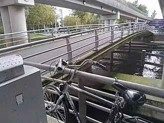 Brug 1893 tussen de metrobruggen (oktober 2021)