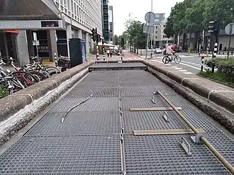 Ingang “Brug 192” met links Metropool en rechts Weesperstraat (juli 2021)