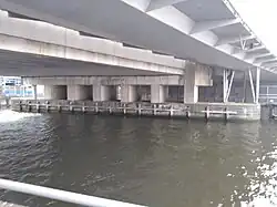 Onderzijde brug met beton van Van Rhijn en staal van Van Heeswijk (augustus 2021)