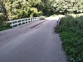 Brug 565 met van links naar rechts voet-, ruiter- en fietspad (september 2021)