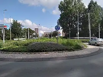 Zicht vanaf rotonde Jan Evertsenstraat richting noorden met brug 653 (augustus 2021)