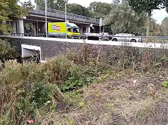 Zijaanzicht van brug 657 in de Jan Evertsenstraat (oktober 2021)