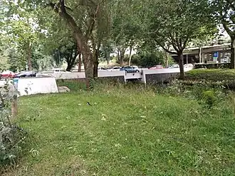 Zijaanzicht van brug 707 met links de sokkel (augustus 2021)