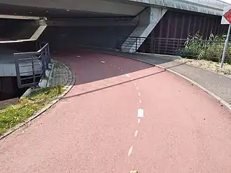 Brug 877 met ingang Haarlerbergpadbrug (august 2021)