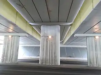 Onderzijde Meibergdreefmetrobrug; midden drager van metroperron, links en rechts de (metro-)spoorbruggen (september 2021)