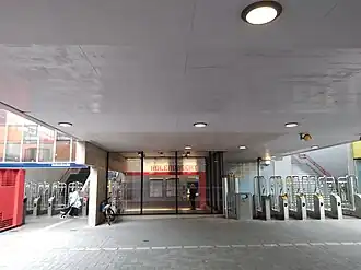 Een van de Meibergpadmetrobruggen met links ingang metrostation en rechts ingang spoorstation (september 2021)