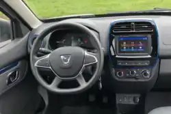 Het interieur van de Dacia Spring (Comfort Plus).