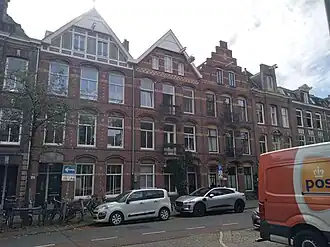 twee topgevels en een trapgevel Eerste Helmersstraat 115-119 (september 2021)