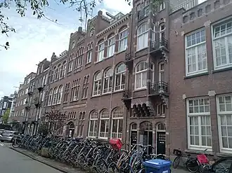 Schoolgebouw vanaf de erker (september 2021)