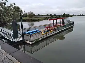 Floating poetry room met op achtergrond brug 2012 (september 2021)