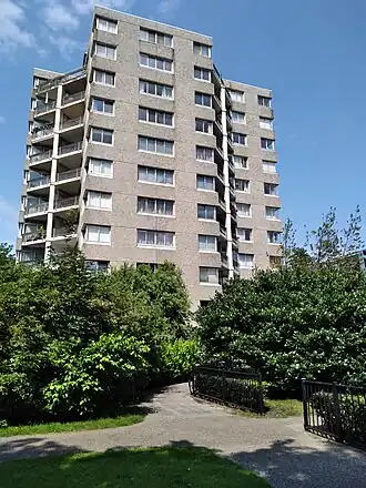 Een van de torens van Groenhoven (augustus 2021)