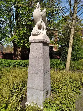 Haan vertrapt slang (zie gespleten tong) (mei 2021)