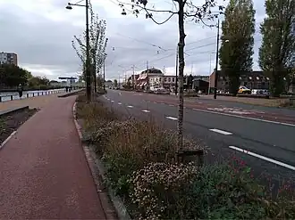 De Hartveldseweg met links de Venserbrug (november 2021)