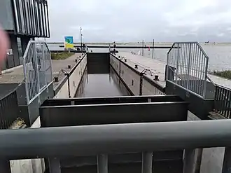 Haveneilandsluis met links dienstgebouw (september 2021)