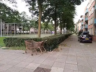 Overizcht over het Hildo Kropplein met op de voorgrond twee verroeste winkelwagens (augustus 2021)