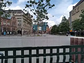 Kleine-Gartmanplantsoen vanaf brug 198 (juli 2021) Rechts City-theater, links De Balie en Hirsch