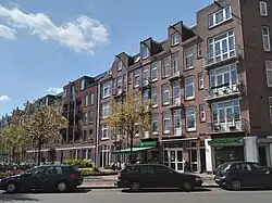 Nieuwbouw (links) naast oudbouw (rechts) (maart 2021)