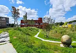 Tuin met niveauverschillen en anagama urn (Uwe Loellmann)