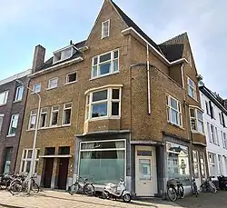 Nr. 2a-c, hoek Akerstraat